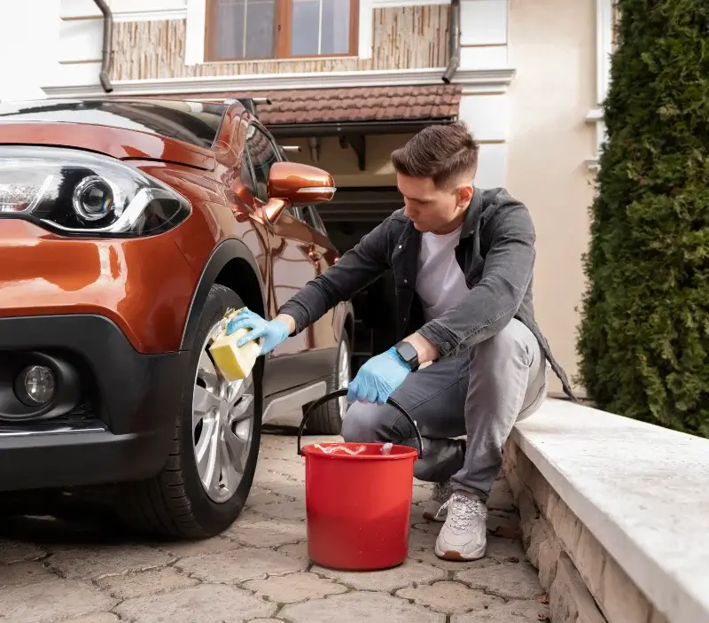 Lavage auto à domicile Saint-Jean-de-Tholome : professionnel intervenant sur un véhicule